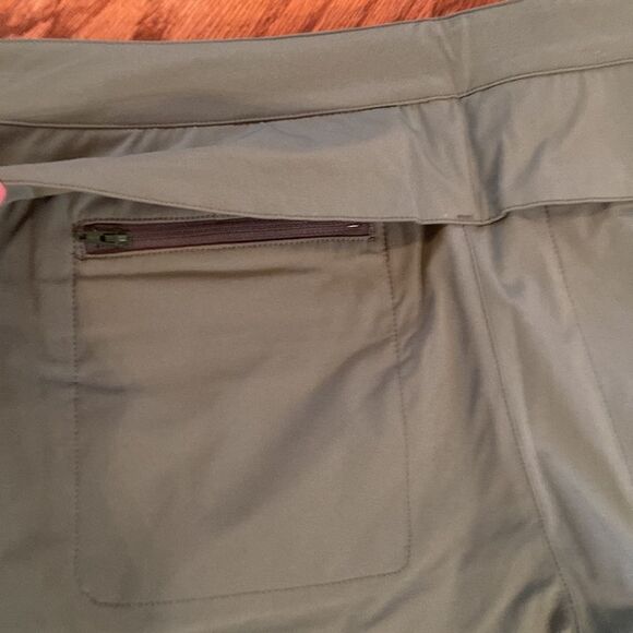 NWT Mountain Khakis green shorts 10 - water repellent, classic fit - Picture 12 of 13